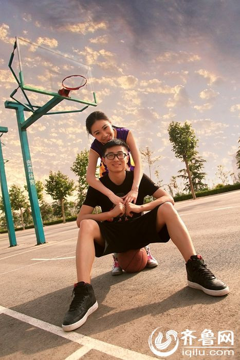 Khi được đăng tải trên mạng, rất nhanh chóng bộ ảnh đã được những cư dân mạng nước này chia sẻ và lan truyền trên các trang mạng xã hội, trở thành chủ đề bàn tán xôn xao.