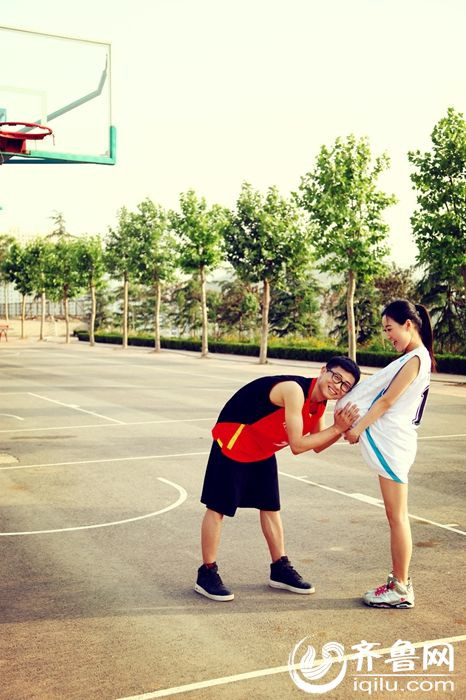 "Trông họ thật sự rất hạnh phúc! Tôi muốn đỗ đại học và có một tình yêu như thế này", một cư dân mạng bình luận.