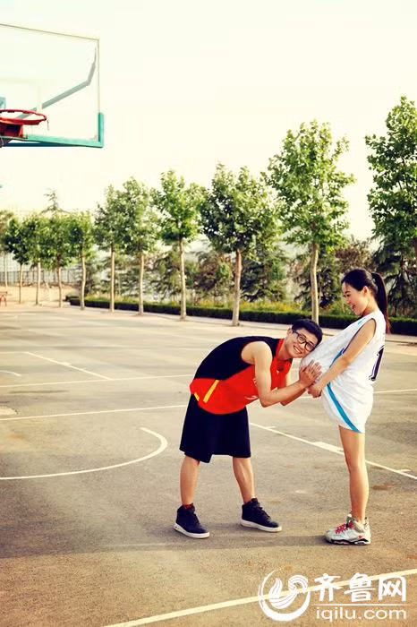 "Trông họ thật sự rất hạnh phúc! Tôi muốn đỗ đại học và có một tình yêu như thế này", một cư dân mạng bình luận.