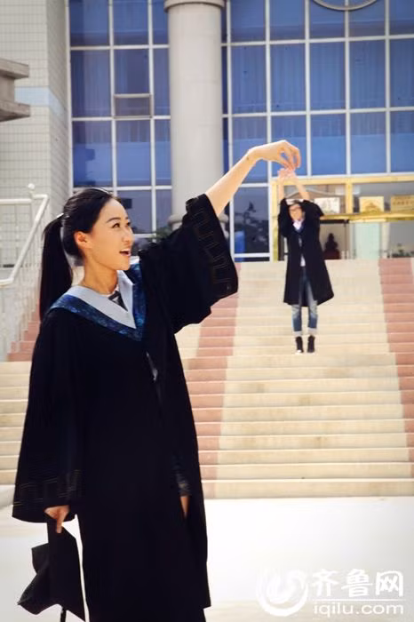 Những hình ảnh ngộ nghĩnh, đáng yêu của cặp đôi trong trang phục tốt nghiệp đã khiến nhiều bạn trẻ phải thốt lên: "Tôi cũng muốn có một tình yêu đại học và kỷ niệm nó theo cách này".