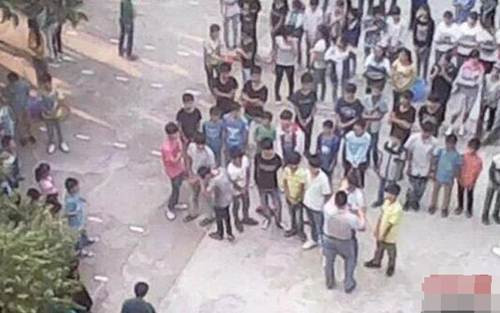 Những học sinh xếp hàng buộc phải cắt tóc gọn gàng.