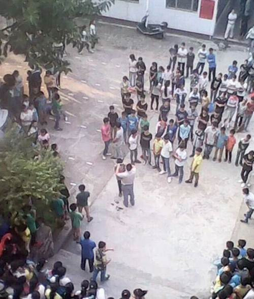 Phó hiệu trưởng Huang tự tay cắt tóc cho các học sinh.