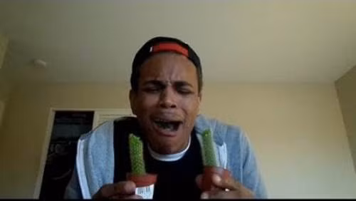 Phản ứng đau đớn có phần hài hước của những người thực hiện thử thách cũng là chủ đề bàn tán sôi nổi của cư dân mạng.