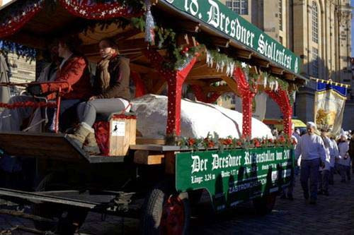 Bên trong chợ Dresden, vào tuần thứ 2 của tháng 11 sẽ diễn ra hội chợ bánh Stollenfest. Tại đây người ta làm một chiếc bánh Stollen khổng lồ, một chiếc sẽ ngựa kéo tới để cho du khách tham gia hội chợ thưởng thức.