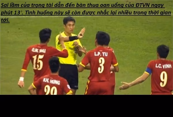 Nhưng họ bất ngờ bị trọng tài dội một gáo nước lạnh vào phút 13. Trong tình huống gây tranh cãi, trọng tài người Trung Quốc cho rằng bóng đã chạm tay Huy Hùng trong vòng cấm và cho Malaysia được hưởng 1 quả penalty. Trên chấm penalty, Rahim nhẹ nhàng mở tỷ số cho Malaysia.