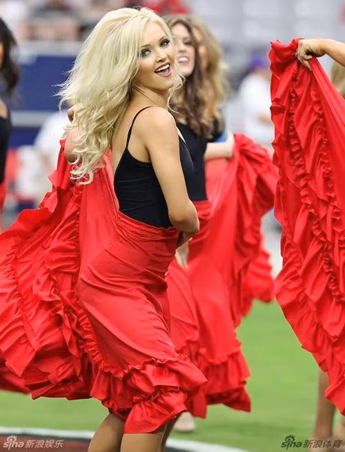 Tại những trận tranh tài thể thao chuyên nghiệp tại Mỹ, những màn cổ động do các cô gái trẻ trung, quyến rũ thực hiện luôn là tâm điểm trong những giờ nghỉ giải lao.