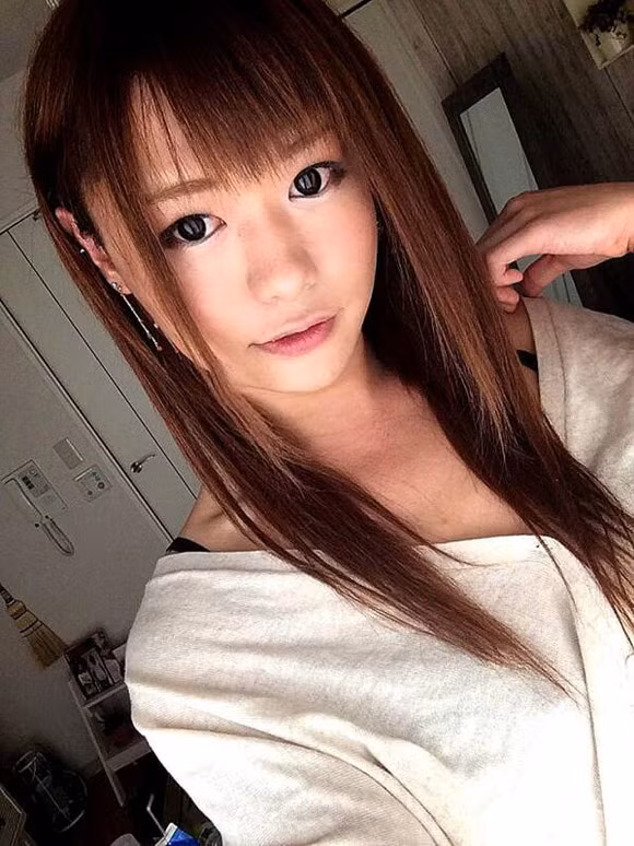 Khi được hỏi về giới tính của mình khi liên tục đăng những bức ảnh giả gái, anh chàng có viết: “Tôi là nam giới nhưng lại thích ăn mặc như phụ nữ. Tôi không muốn trở thành một cô gái thật sự mà chỉ muốn mình trông giống như vậy. Còn về vấn đề tình cảm, tôi thích cả hai phái”.