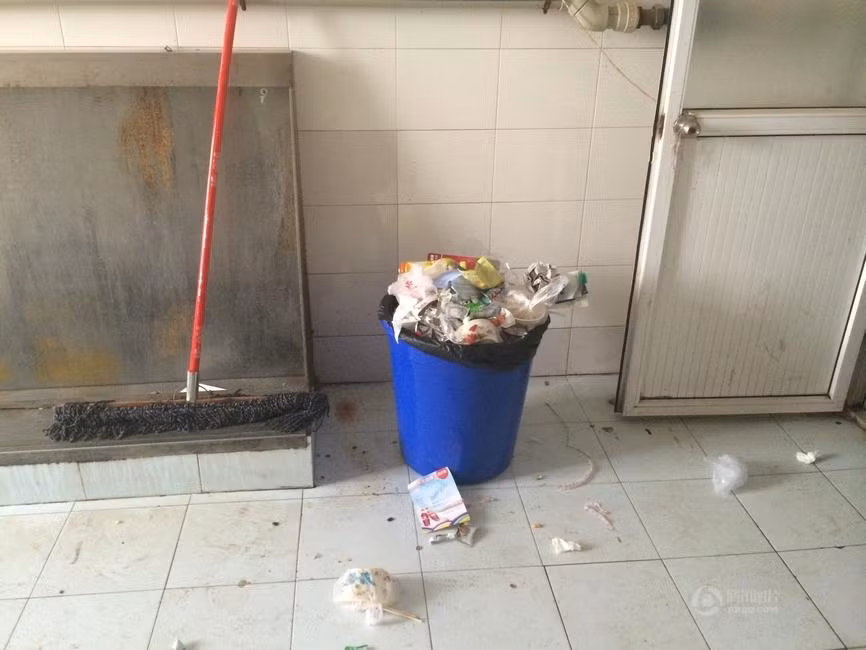 Không một ai có ý định dọn dẹp mặc dù thông thường một phòng trong ký túc xá sẽ gồm 6 đến 8 người. Chỉ mới vừa bắt đầu năm học mà đã xảy ra tình trạng này, e rằng chỉ một thời gian ngắn sẽ chẳng có chỗ nào có thể chứa nổi hết rác thải của hàng trăm sinh viên.