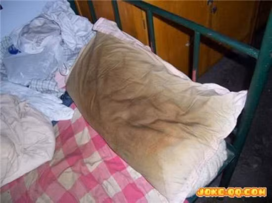 Chăn gối không bao giờ giặt giũ, thâm lại vì bẩn thỉu.