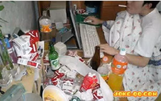  Sinh viên có thể ngồi trên đống vỏ thuốc lá các loại nước ép mà không mảy may nghĩ đến chuyện dọn dẹp.