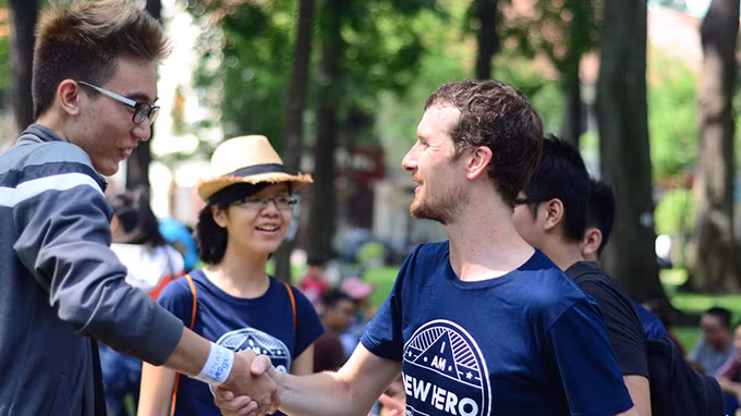 Không chỉ là những cái ôm mà còn là những cái bắt tay làm quen, chào hỏi đầy thân thiện.