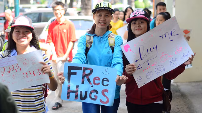 Từ 8h sáng, các bạn tình nguyện viên được chia thành nhiều nhóm nhỏ để di chuyển từ công viên Tao Đàn đến Nhà thờ Đức Bà, Chợ Bến Thành, Dinh Độc Lập… để trao nhau những cái ôm với tất cả mọi người.