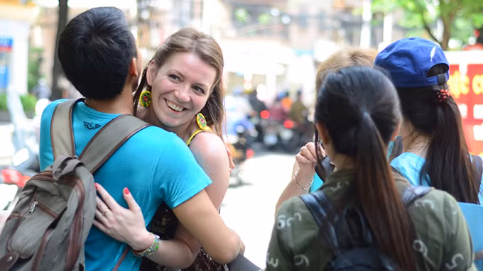 Chiến dịch Free Hugs được khởi xướng vào năm 2004, khi chàng trai Juan Mann người Úc cảm thấy quá cô đơn, mệt mỏi bởi cuộc sống. Anh cầm tấm bản có dòng chữ FREE HUGS đứng trên đường phố Sydney hối hả chờ một cái ôm.