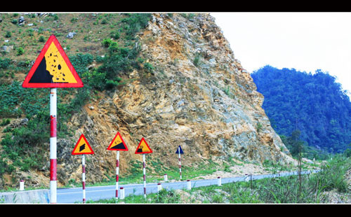 Các phượt thủ luôn luôn cần để ý tới các biển cảnh báo để nắm rõ được tình trạng con đường nơi mình đang đi. Tuyệt đối tuân thủ theo những bảng hướng dẫn để tránh được nguy hiểm, tai nạn chết người.