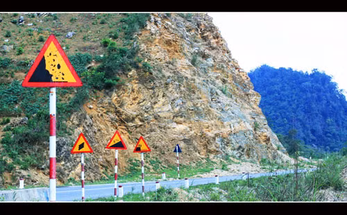 Các phượt thủ luôn luôn cần để ý tới các biển cảnh báo để nắm rõ được tình trạng con đường nơi mình đang đi. Tuyệt đối tuân thủ theo những bảng hướng dẫn để tránh được nguy hiểm, tai nạn chết người.