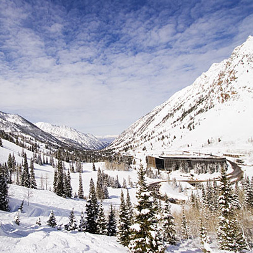  Snowbird Ski &amp; Summer Resort, Utah. Từ khi nghỉ mát này, có thể đi dạo để ngắm vẻ đẹp của núi Wasatch. Khu nghỉ mát này thích hợp cho những người thích trượt tuyết bởi khách sạn nằm trên sườn núi tuyết.