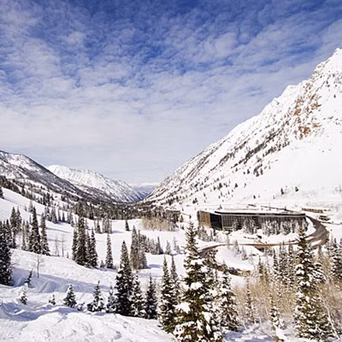  Snowbird Ski &amp; Summer Resort, Utah. Từ khi nghỉ mát này, có thể đi dạo để ngắm vẻ đẹp của núi Wasatch. Khu nghỉ mát này thích hợp cho những người thích trượt tuyết bởi khách sạn nằm trên sườn núi tuyết.