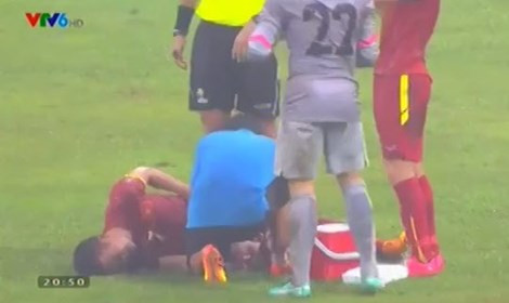 Trong trận đấu bán kết lượt đi giữa Malaysia và đội tuyển Việt Nam vừa qua, Ngô Hoàng Thịnh, cầu thủ mang áo số 7 của ĐTVN, đã bị cầu thủ bên phía Malaysia là Robbat vào bóng ác ý và đã được thay ra sân.