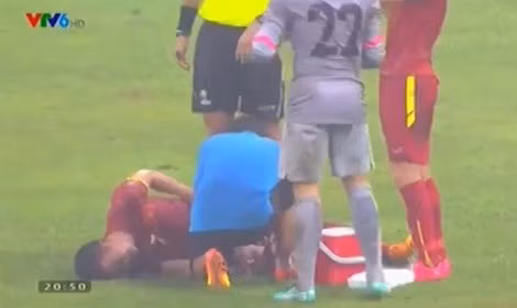 Trong trận đấu bán kết lượt đi giữa Malaysia và đội tuyển Việt Nam vừa qua, Ngô Hoàng Thịnh, cầu thủ mang áo số 7 của ĐTVN, đã bị cầu thủ bên phía Malaysia là Robbat vào bóng ác ý và đã được thay ra sân.