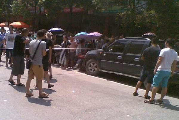 Theo người đăng tải những hình ảnh này lên mạng thì điều đặc biệt là người phạm tội không hề bỏ trốn, thái độ rất bình tĩnh như thể anh ta đã biết được kết cục của chính mình. Thậm chí, người đàn ông còn không ngừng nói với mọi người hãy nhìn vào tấm gương là anh ta mà tránh xa cờ bạc, nợ nần. Những người đang lún chân hãy thấy anh ta mà cảnh tỉnh lại.