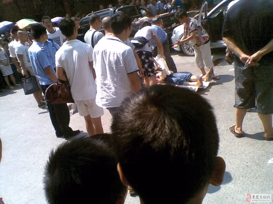 Còn một số cư dân mạng khác lại tỏ ra vô cảm hơn: "Chết là đáng đời, những người cho vay nặng lãi luôn tìm cách dìm các con nợ sâu vào nợ nần để có thể thâu tóm bất động sản hay tài sản của họ với giá rẻ nhất. Mà người đàn ông vay nặng lãi kia, ông ta cũng chẳng có bản lĩnh gì hết. Rồi kết thúc trong tù đến chết cũng là một bi kịch thôi".