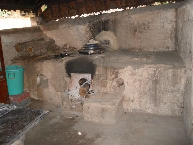 Đến với Củ Chi các phượt thủ sẽ được làm những cư dân thực thụ dưới đường hầm với những hoạt động như tham quan, ăn uống những món mà cư dân địa đạo đã từng ăn trước đây, tìm hiểu thế nào là bếp Hoàng Cầm với các đường thông khói ngầm...