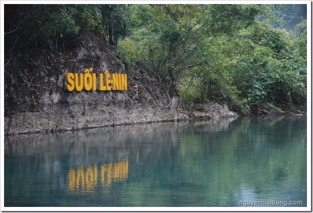 Tới với Cao Bằng, các phượt thủ muốn đặt chân tới nhất đó là di tích Pắc Bó - nơi Bác Hồ đã sống và làm việc khi mới về nước. Tại đây các phượt thủ còn có cơ hội ngâm chân tại suối Lê Nin, chinh phục núi Các Mác, khám phá hang Bo Bam, bãi Cò Rạc, Hang Cốc Bó đều là những địa điểm gắn liền với cuộc Cách mạng vĩ đại của dân tộc ta. Ảnh: Nguyenhuutrong.
