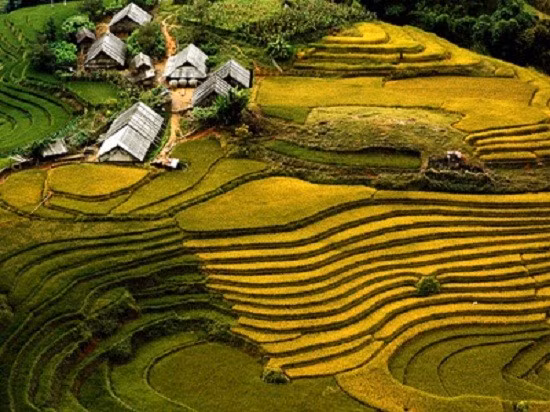 Ngoài tham quan những di tích trong thành phố, bạn trẻ còn có thể đi thăm quan Hồ Pa Khoang, căn cứ Mường Phăng là nơi đặt Tổng hành dinh của bộ đội ta trong chiến dịch Điện Biên Phủ.