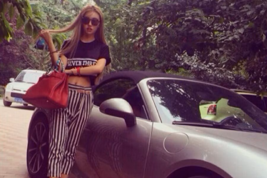 Và cũng vì yêu thích kinh doanh mà Tăng Tuyết quyết định không tiếp tục học đại học nữa sau khi tốt nghiệp trung học. Cô cũng có ít nhiều hối hận vì không có những trải nghiệm thời sinh viên. Nghĩ đến ngôi trường mình, cô gái trẻ đã quyết định giúp những bạn học nghèo có cơ hội được học đại học.