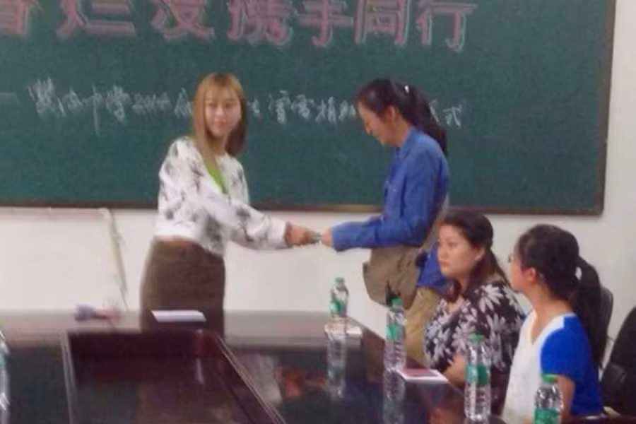 Buổi lễ trao tặng tiền của Tăng Tuyết cho các bạn học có hoàn cảnh khó khăn.