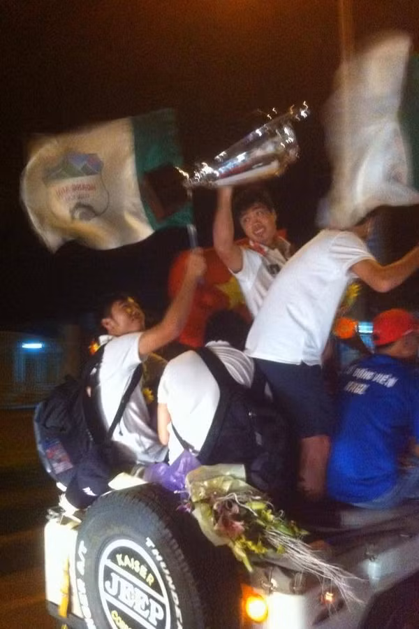 Công Phượng, người thi đấu hay nhất trận chung kết cũng tỏ ra rất vui mừng, giơ cao chiếc cup khoe với người dân.