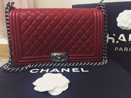 Trước đó, chiếc túi Chanel Boy trị giá gần 140 triệu đồng của Phương Trinh từng bị chê giống... hàng chợ.