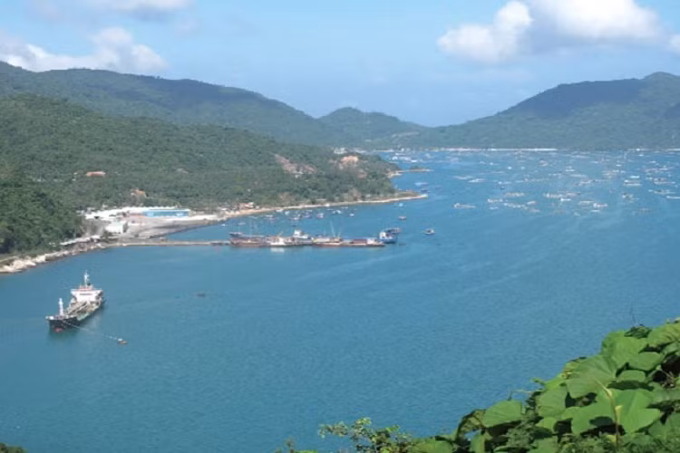 Cùng dừng chân trên đèo chiêm ngưỡng Vũng Rô hùng vĩ, núi Đá Bia uy nghi, những hòn đảo gần, xa tạo thành bức tranh sơn thủy tuyệt đẹp.