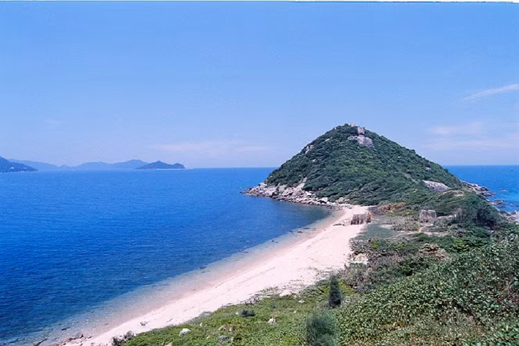 Dưới chân đèo là bãi biển vắng, không một bóng người, đây là điểm dừng chân lý cho bất kỳ ai đi qua đèo, nhưng không phải là bãi tắm do chịu ảnh hưởng của sóng và thủy triều tạo nên vài hõm xoáy nguy hiểm.