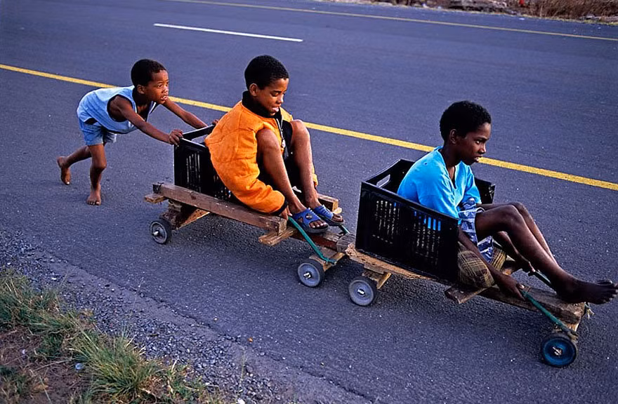 Trẻ em ở Nam Phi vui chơi sáng tạo với những vật dụng bỏ đi.