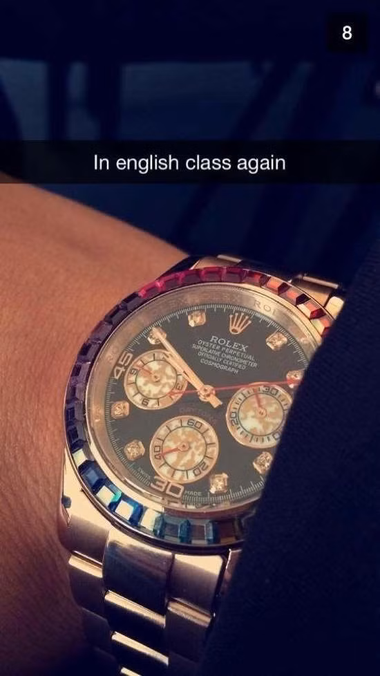 "Lại đang trong lớp học Tiếng Anh" - Dường như cái caption không liên quan đến việc "đếm thời gian" của cậu học sinh này. Cậu chỉ muốn khoe chiếc đồng hồ Rolex hàng hiệu tiền trăm ngàn đô này thôi.