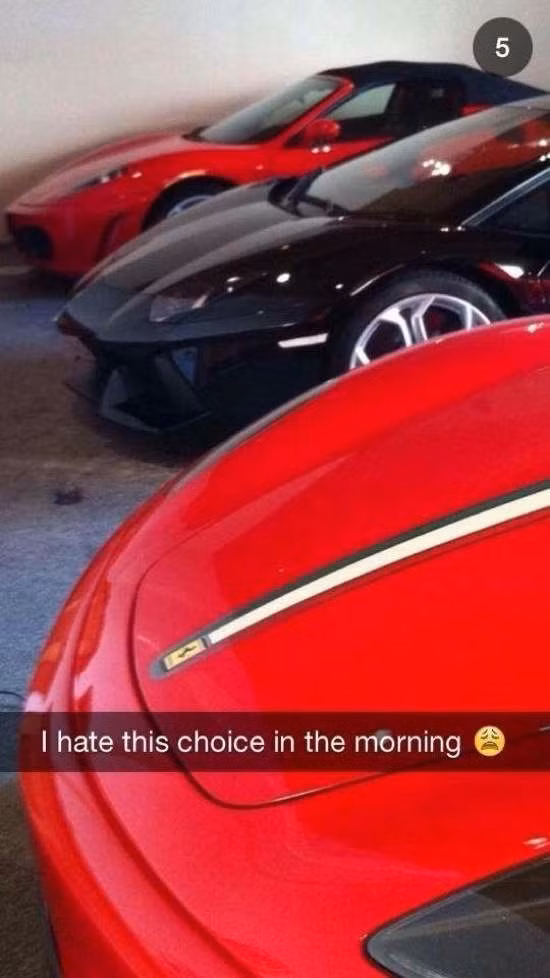"Tôi ghét sự lựa chọn này vào mỗi buổi sáng" - Dòng trạng thái kêu ca cùng hình ảnh dàn siêu xe khiến người xem ngán ngẩm vì kiểu khoe của của học sinh này.