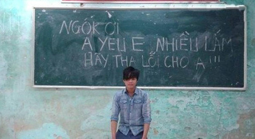 Đầu tháng 3/2014, bức hình chàng trai quỳ trên bục giảng, phía sau là dòng chữ “Ngốc ơi, anh yêu em nhiều lắm, hãy tha lỗi cho anh” gây ra những hồi tranh cãi kịch liệt từ cộng đồng mạng.