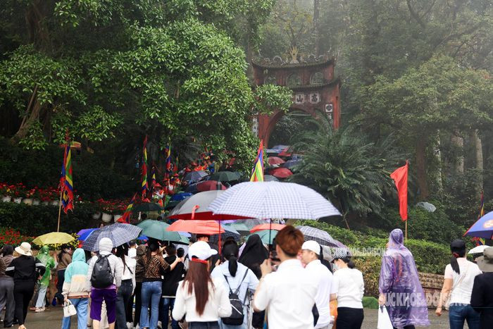 Hang van du khach xep hang tham quan Di tich lich su Den Hung-Hinh-3