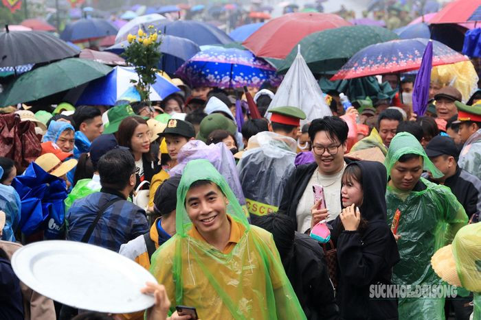 Hang van du khach xep hang tham quan Di tich lich su Den Hung-Hinh-9