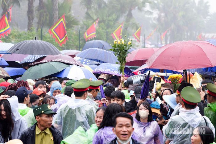 Hang van du khach xep hang tham quan Di tich lich su Den Hung-Hinh-4