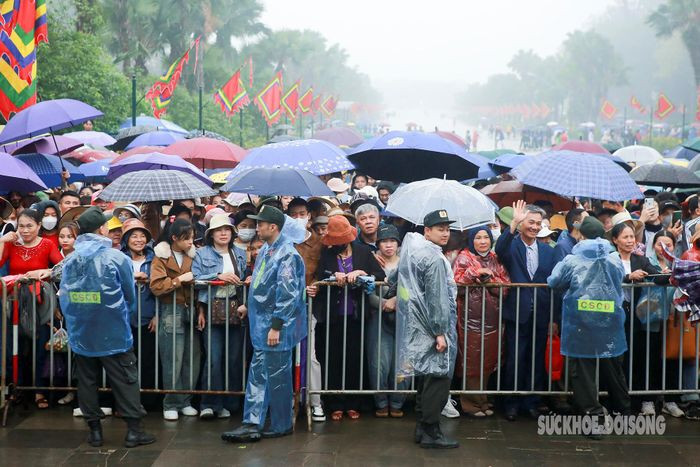 Hang van du khach xep hang tham quan Di tich lich su Den Hung-Hinh-2