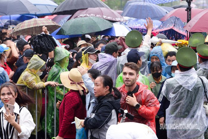 Hang van du khach xep hang tham quan Di tich lich su Den Hung-Hinh-10