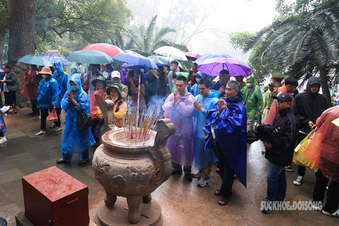 Hang van du khach xep hang tham quan Di tich lich su Den Hung-Hinh-6