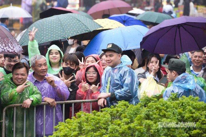 Hang van du khach xep hang tham quan Di tich lich su Den Hung-Hinh-8
