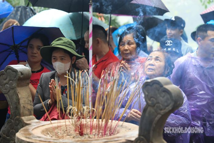 Hang van du khach xep hang tham quan Di tich lich su Den Hung-Hinh-7