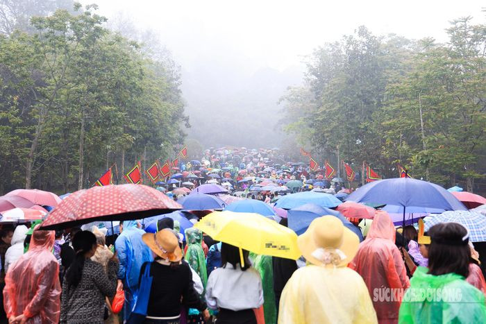 Hang van du khach xep hang tham quan Di tich lich su Den Hung-Hinh-12