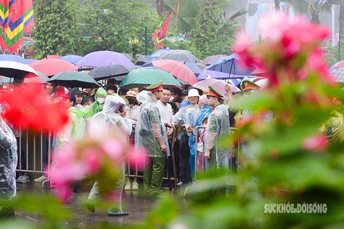 Hang van du khach xep hang tham quan Di tich lich su Den Hung-Hinh-5