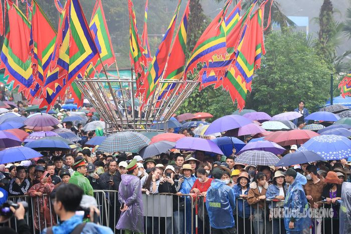 Hang van du khach xep hang tham quan Di tich lich su Den Hung-Hinh-13