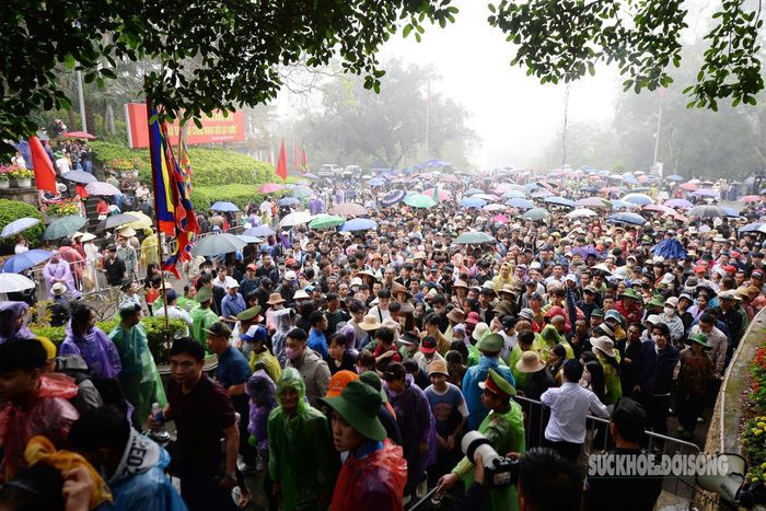 Hang van du khach xep hang tham quan Di tich lich su Den Hung